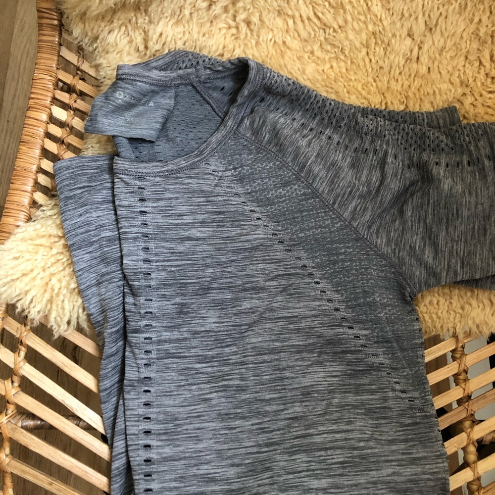 🌻 Athleta Speedlight Heather Tee, like new!